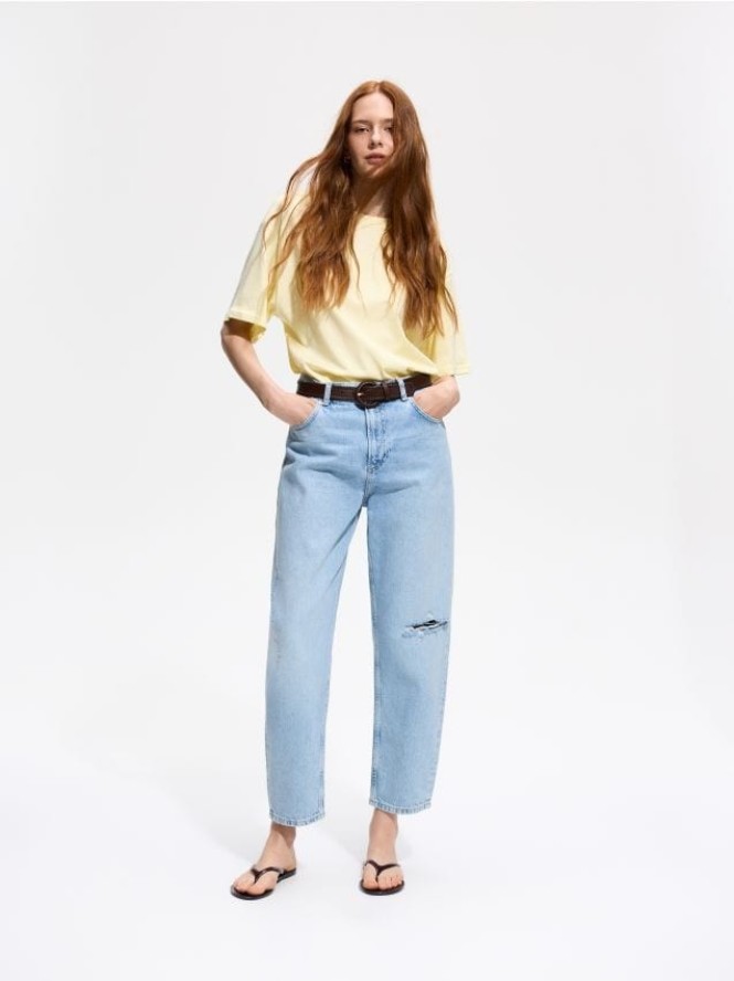 Jeansy mom fit z rozcięciem - niebieski