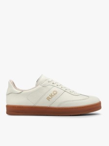 Białe półbuty sportowe w na beżowym spodzie