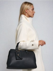 Torebka typu kuferek z paskiem na ramię - czarny