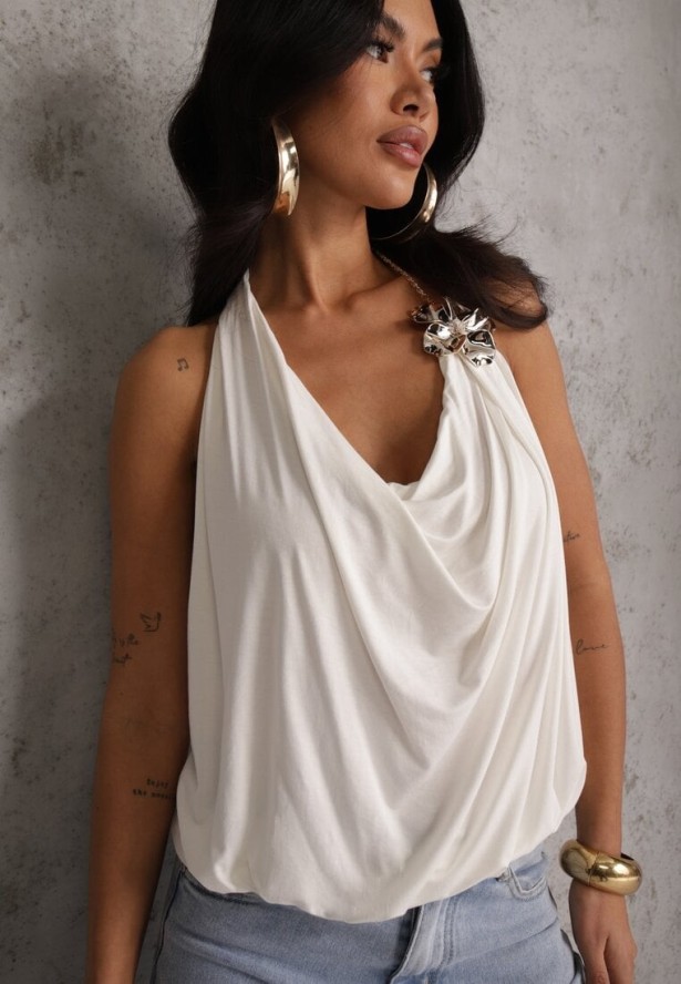 Biały Marszczony Top Halter z Łańcuszkiem i Kwiatem Przy Dekolcie Idivanna