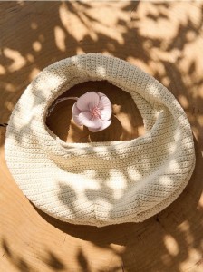 Szydełkowana torebka z zawieszką - złamana biel