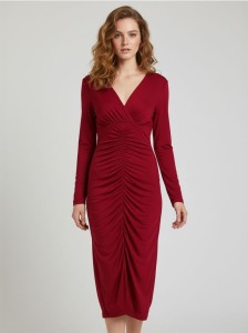 Sukienka midi z ozdobnym drapowaniem z przodu - czerwony