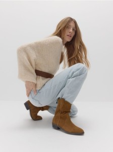 Zamszowe botki z przeszyciami - brązowy