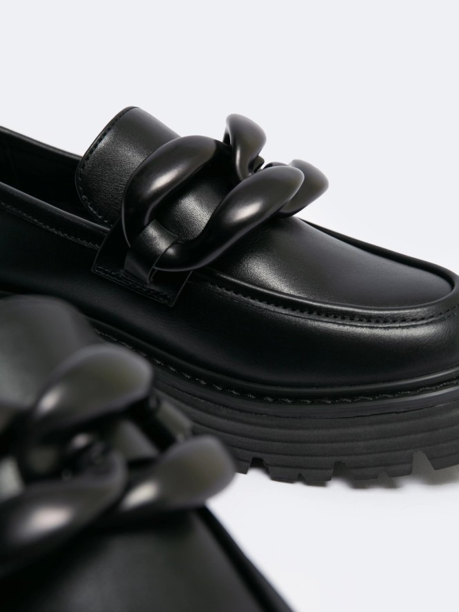 Mokasyny damskie loafersy z ozdobnym łaŅcuchem czarne LL274580 906