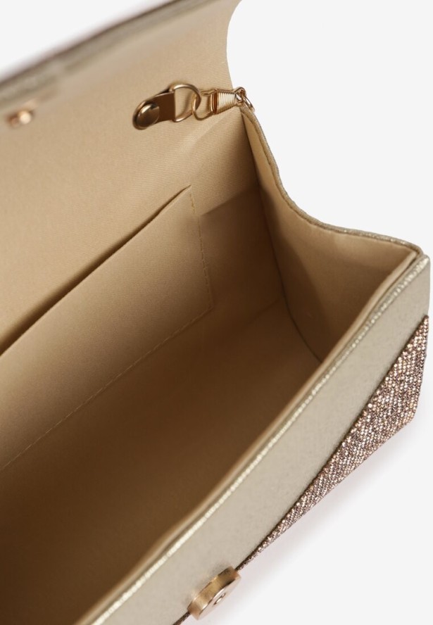 Złota Torebka Kopertówka z Ozdobnymi Cyrkoniami i Metalowym Łańcuszkiem Tiamate