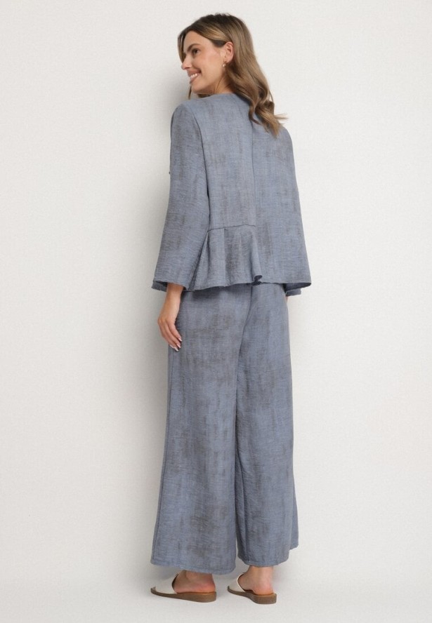 Niebieski Komplet Bluzka z Rozkloszowanym Dołem i Aplikacją Kwiatka i Luźne Spodnie Ravirisa