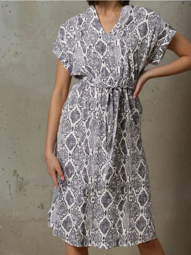 Wiskozowa sukienka midi ze wzorem allover - wielobarwny