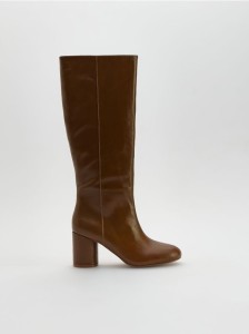 Skórzane kozaki na obcasie - brązowy