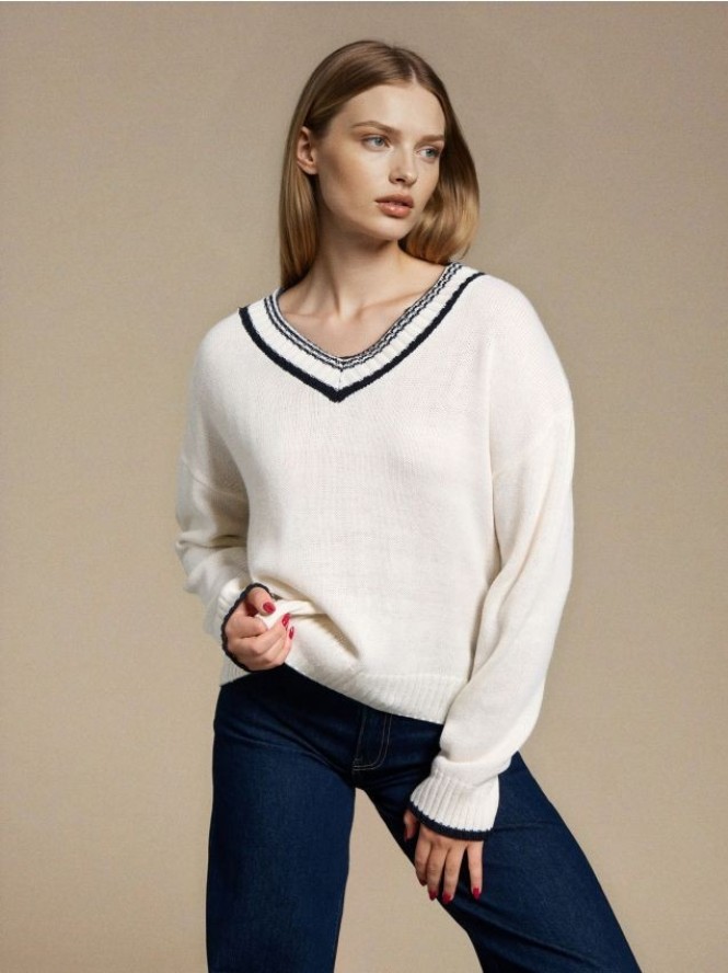 Sweter z kontrastowym dekoltem - biały