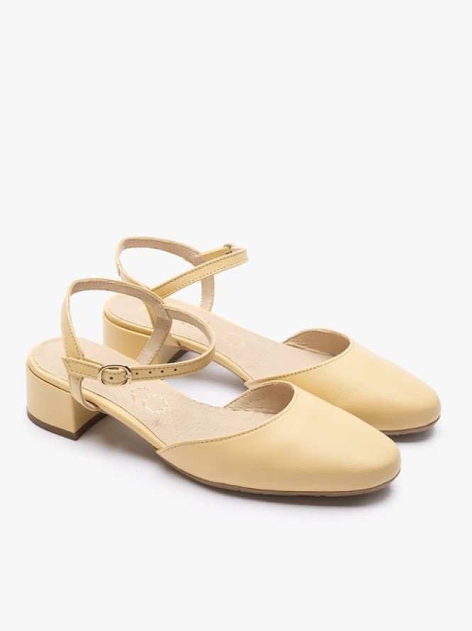 Jasnożółte czółenka slingback na niskim słupku