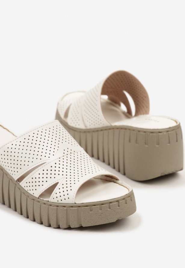 Białe Klapki Vices na Koturnie z Perforacją Sarvelina