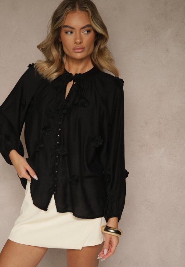 Czarna Wiskozowa Koszula z Aplikacjami w Kształcie Kwiatów i Wiązaniem Sadelaria