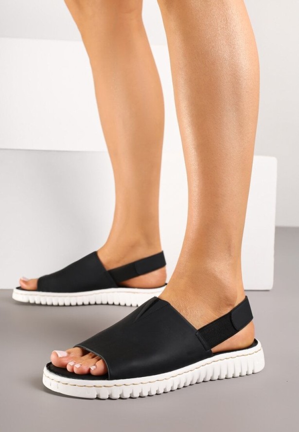 Czarne Sandały Vices z Ekozamszu na Podeszwie Zdobionej Żłobieniami Saruvelle