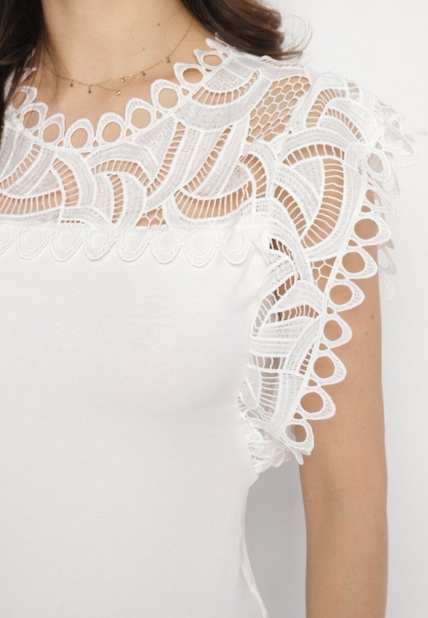 Biała Bawełniana Bluzka z Koronką przy Dekolcie i na Rękawach Belivis