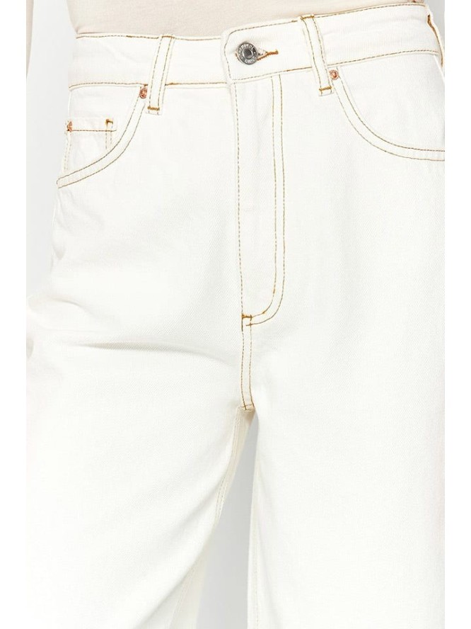 trendyol Dżinsy - comfort fit - w kolorze białym rozmiar: 38