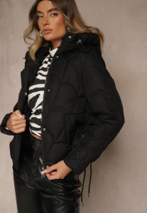 Czarna Kurtka z Pikowanymi Przeszyciami Kapturem i Aplikacjami po Bokach Oloria