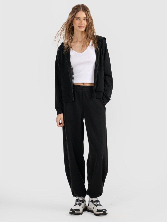 4F Spodnie dresowe z szerokimi nogawkami z modalem damskie - czarne S
