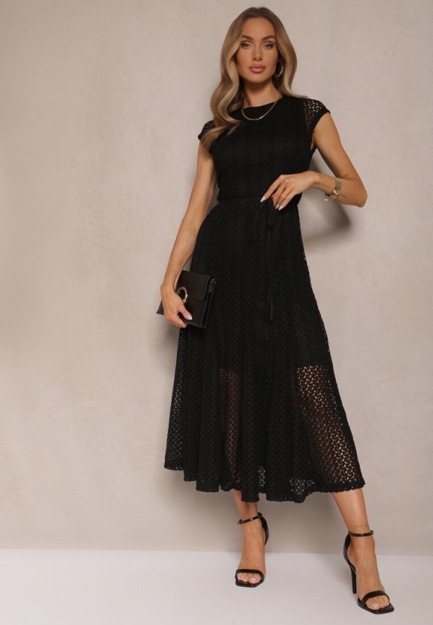 Czarna Ażurowa Sukienka o Rozkloszowanym Kroju Ozdobiona Paskiem Galorena