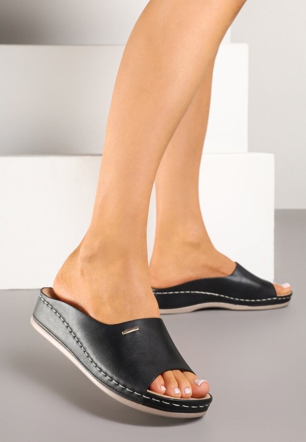 Czarne Klapki Ozdobione Metaliczną Aplikacją Liorinae