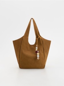 Zamszowa torebka shopper z zawieszką - brązowy