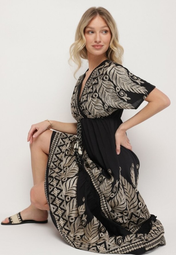 Czarna Kopertowa Sukienka z Wiskozy Ozdobiona Frędzlami Redare