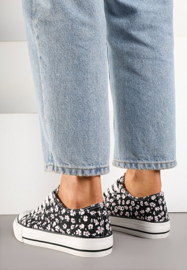 Czarne Trampki z Cholewką Zdobioną Kwiatowym Wzorem Folaianna