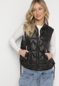 Czarna Kamizelka ze Stójką i Ściągaczami Zdobiona Eleganckim Pikowaniem Sarilna