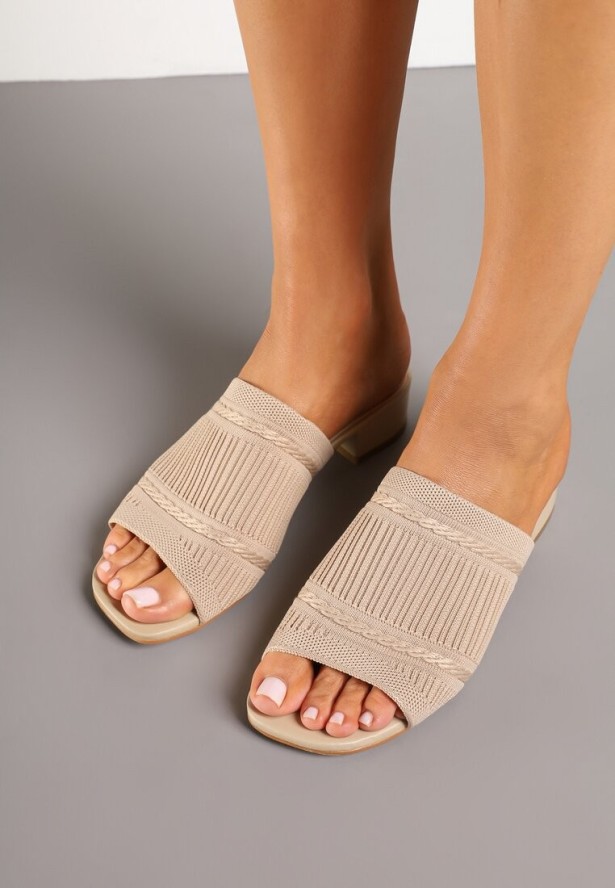 Beżowe Klapki na Słupku Ozdobione Tłoczoną Cholewką Dolavera