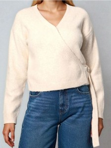 Kopertowy sweter z domieszką wełny - beżowy