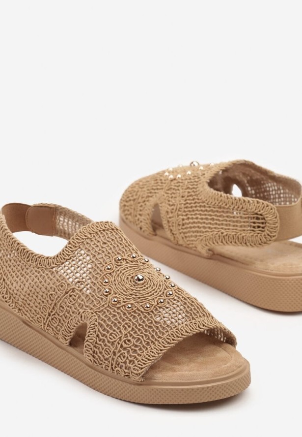 Ciemnobeżowe Szydełkowe Sandały z Elastycznym Paskiem i Metaliczną Aplikacją Mailisa