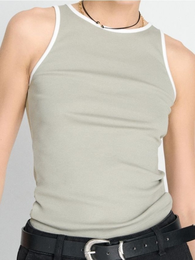Prążkowany top z kontrastową lamówką - zielony