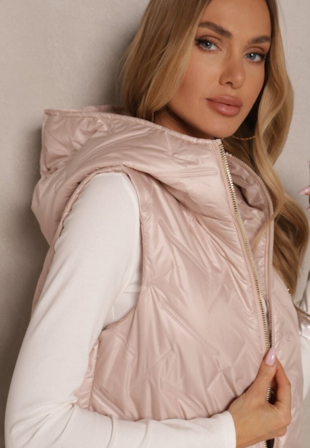 Różowa Kamizelka z Pikowanymi Przeszyciami i Kapturem Zdobiona Naszywką Lisaniria