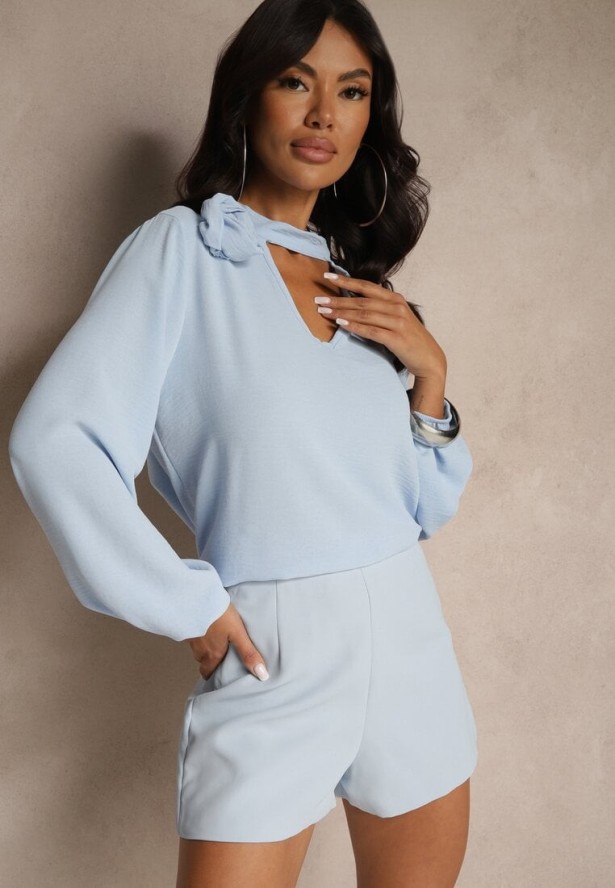 Jasnoniebieska Bluzka z Ozdobnym Kwiatem Tolna