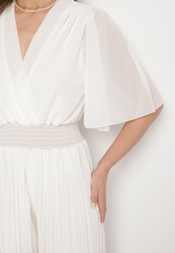 Biały Plisowany Kombinezon o Kopertowym Kroju z Gumką w Talii Ameddie