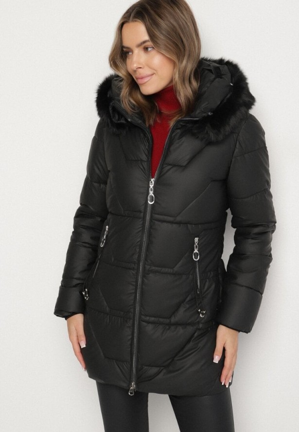 Czarna Taliowana Kurtka Pikowana z Kapturem z Futrem Nalaseva