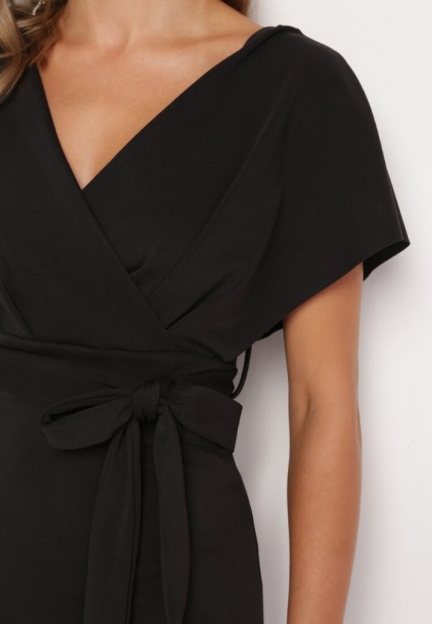 Czarna Wieczorowa Sukienka z Kopertowym Dekoltem i Rozcięciem z Materiałowym Paskiem Vorni