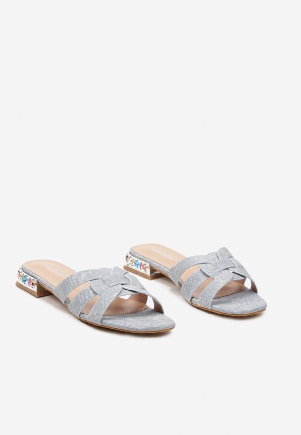 Jasnoniebieskie Klapki na Płaskiej Podeszwie z Ekoskóry Ozdobione Cyrkoniami Trannesa