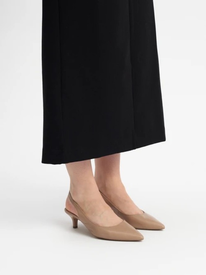 Beżowe czółenka slingback na obcasie typu kaczuszka