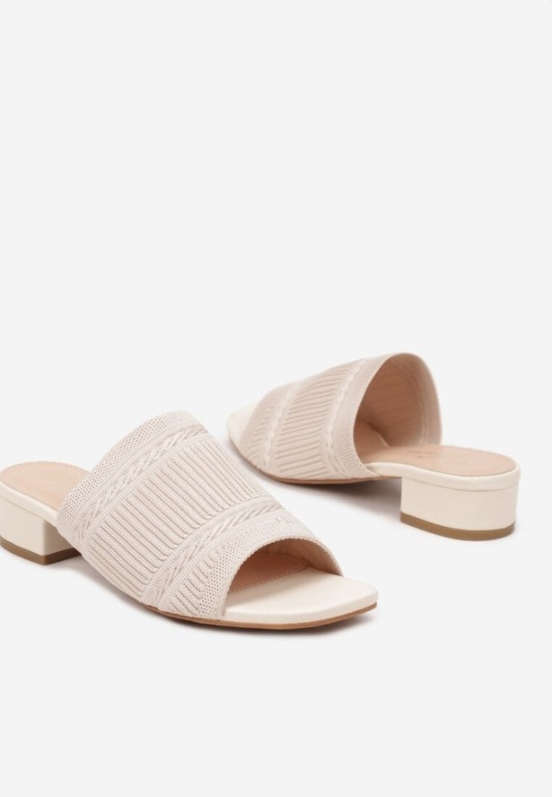 Jasnobeżowe Klapki na Obcasie z Tłoczoną Cholewką Dolianne