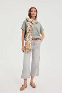 Wzorzysty szal beżowy