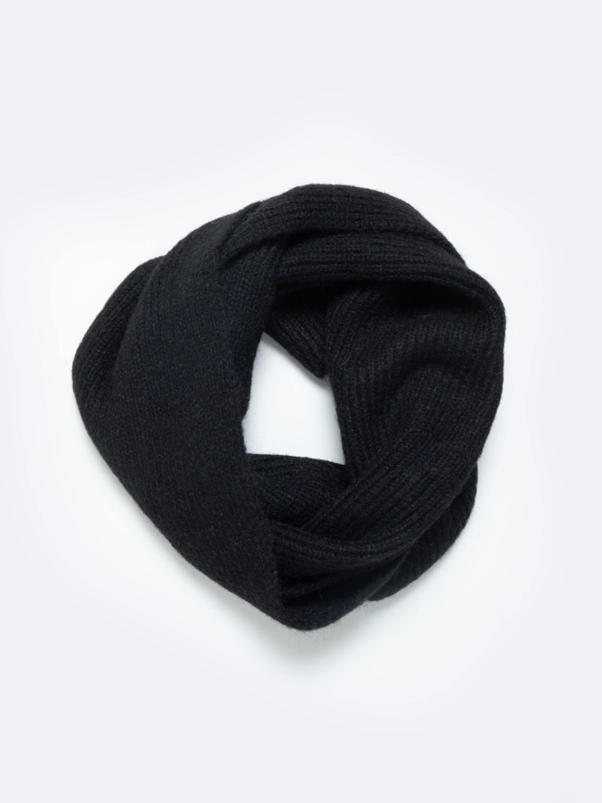 Szalik damski czarny Poleni 906