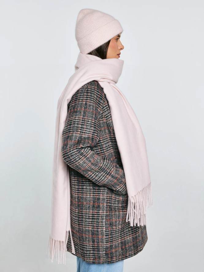 Szal damski z frędzlami różowy Herynias 600