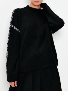 Prążkowany sweter - czarny