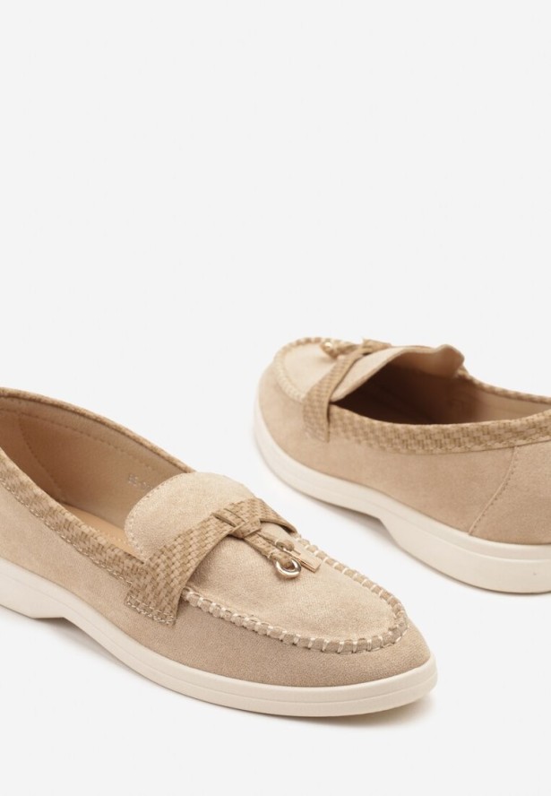 Ciemnobeżowe Mokasyny Ozdobione Metalicznymi Aplikacjami i Geometrycznym Wzorem Raviloria