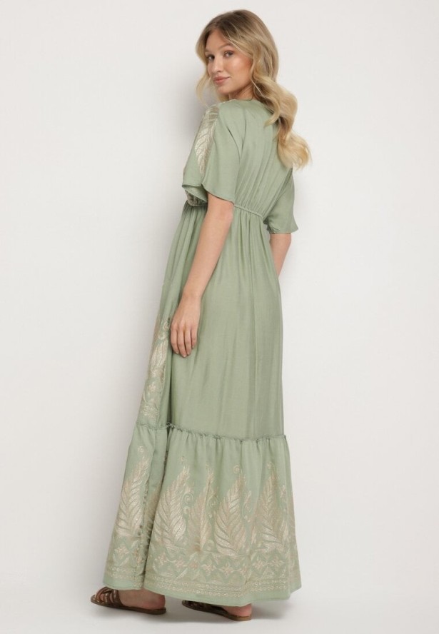 Zielona Kopertowa Sukienka z Wiskozy Zdobiona Frędzlami i Metalicznym Haftem Redeirae