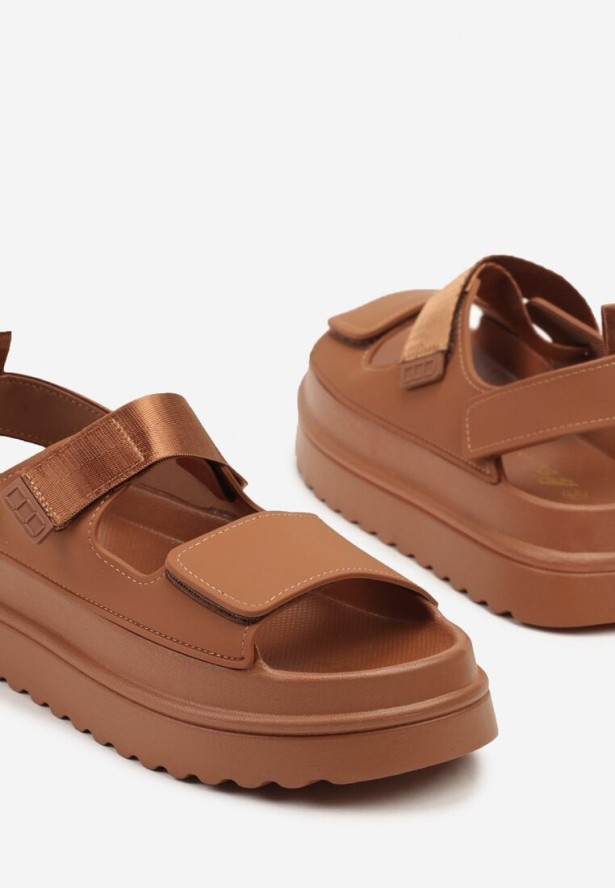 Brązowe Sandały na Tłoczonej Platformie Galenola