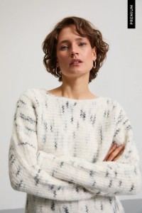 Sweter z delikatnym wzorem biały