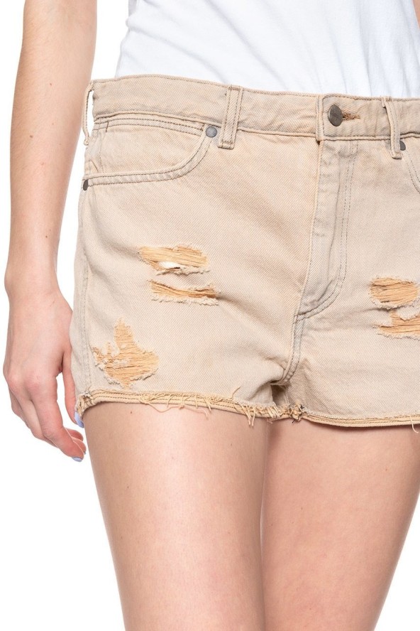 DAMSKIE SPODENKI WRANGLER THE SHORT SANDY BLUSH W27XRJ249 112128208
