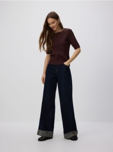 Sweter z ozdobnym splotem - brązowy