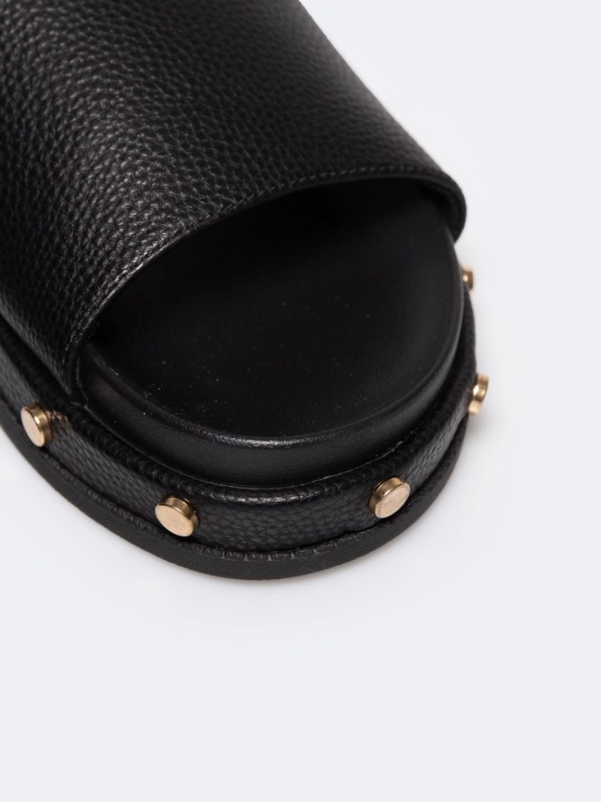 Klapki damskie na podwyższonej podeszwie z ozdobnymi nitami RR274214 906